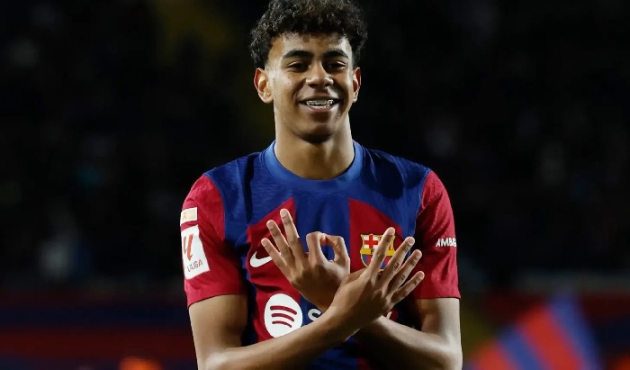 برشلونة يكافى لاعبه بعقد تاريخي