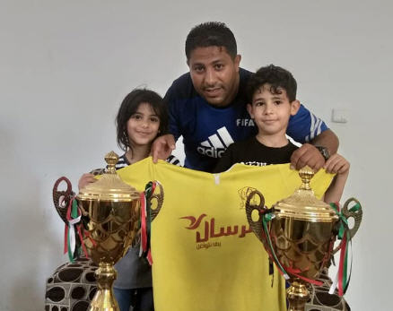 التفاح يعتمد جهازه الفني