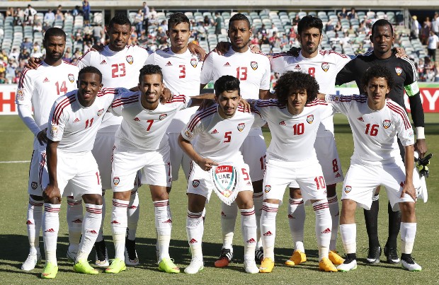 لاعبو الإمارات يرتدون الشارات السودا أمام فلسطين