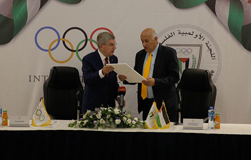 الرجوب يتسلم شهادة إقرار من الأولمبية الدولية بالعضوية الكاملة لفلسطين