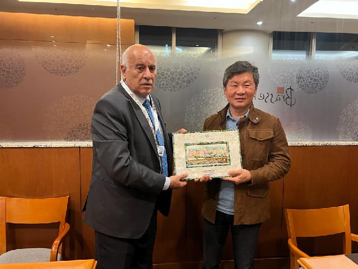 الرجوب يبحث تعزيز التعاون مع رئيس الاتحاد الكوري الجنوبي لكرة القدم