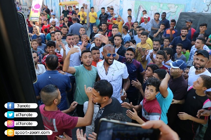 صور جماهير الأخضر تستقبل بعثة بلاطة بحفاوة كبيرة