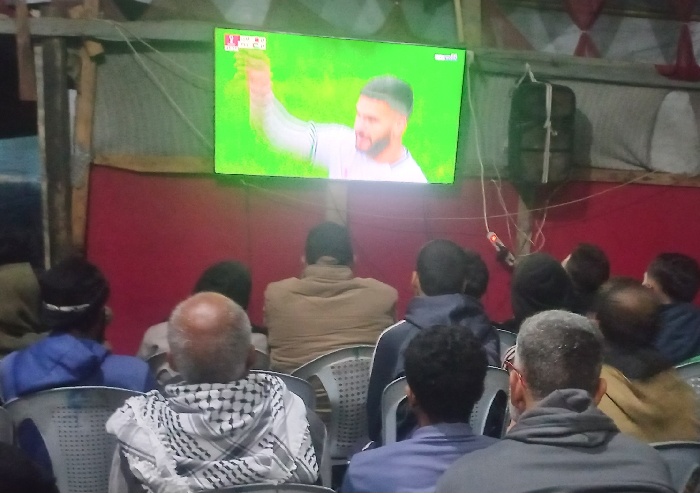 المقاهي ملاذ الجماهير انتصار الفدائي يكسر عتمة الظلام والنزوح