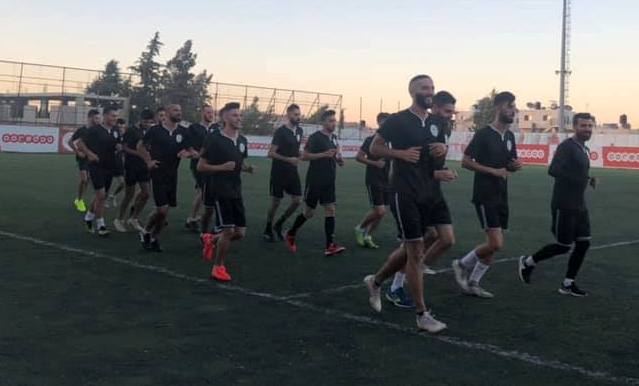 المكبر يرفع شعار  يا جبل ما يهزك ريح 