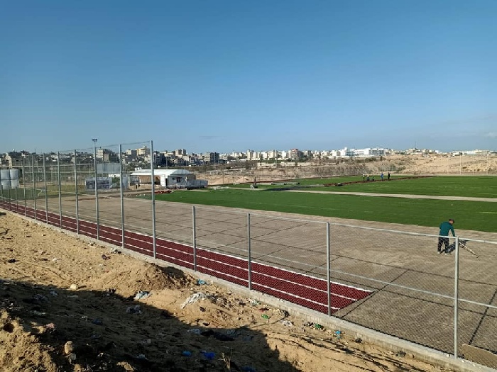 البد في تعشيب ملعب نادي اتحاد خانيونس