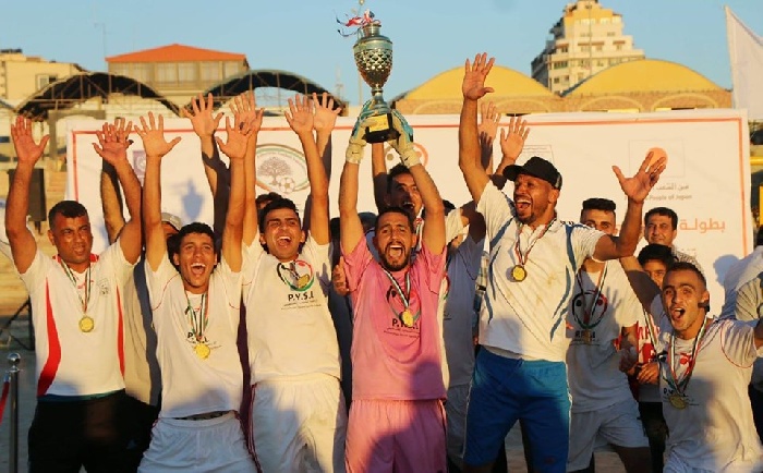 فيديو  شباب خان يونس يتوج بكأس بطولة كرة القدم الشاطئية