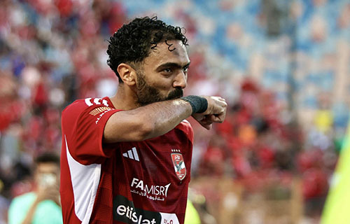 الأهلي يحسم القمة المصرية بثنائية